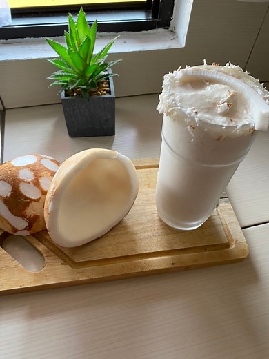 Frappé de coco: necesitas 3 rebanadas de coco, 1 shot de licor de coco, puedes endulzar con leche condensada o concentrado para preparar agua de horchata, 1 taza de leche de coco @adecocomx y mucho hielo. Licué todos los ingredientes en el @nutribullet hasta que tenga consistencia de Frappé, escarcha tu vaso con leche condensada o con el mismo concentrado de horchata y decora con coco rallado queda deliciosa y perfecta para las vacaciones #frappe #coktel #recetas #recetasfaciles #vacaciones #rec