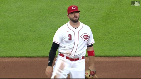 Mike Moustakas se desliza y atrapa