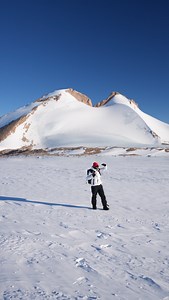 What clothing do you need to take to Antarctica? This is just one of MANY questions I’ve had since my trips to Antarctica regarding what to pack when heading South. Polar Gear is bulky and not always the easiest to travel with, especially if you’re flying into Cape Town first (because the flight to Antarctica leaves from here). It’s for this reason that @ultimaantarctic have a HUGE wardrobe of polar gear in all sizes, so if you don’t have your own, they will provide you with what you need. Inclu