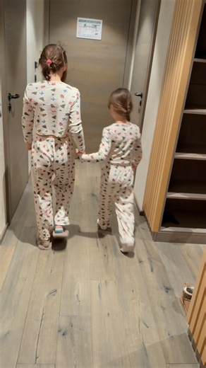 Birgit 💞 zuckerfrei | GESUNDHEITSCOACH on Instagram: "Meine Fenster… absolut Katastrophe!! Früher hätte mich das gestresst, ich hätte mich schlecht gefühlt und gedacht, ich wäre nicht organisiert genug. Heute sehe ich etwas ganz anderes. Ich sehe einen Dezember, in dem meine Kinder wichtiger waren als Schlieren. Ich sehe Wochen, in denen mein Fokus auf meinem Zuckerfrei Online Kurs lag, auf etwas, das mich erfüllt und so vielen Mamas hilft. Ich sehe ein Leben, in dem nicht alles perfekt ist… ab