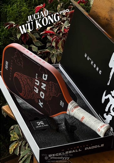MY FIRST PADDLE IS HERE! 😎🧡 Introducing the Juciao Wukong Pro — Elite Spin Tech: The Wukong’s hybrid Kevlar-Carbon surface is built for players who love to slice, curve, and add heavy topspin. 🌀 Maximum Grip: The woven texture