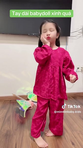 Em bé lên mẫu cho mấy cô coi form dáng nha. Lúc giặt xong sẽ co rút lại xíu. E trừ hao rồi nhe mấy chị