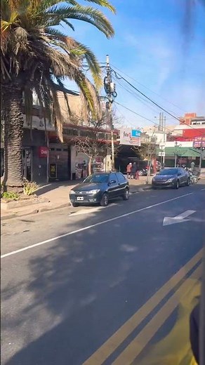 Estamos arriba del colectivo #80 sobre la av. Beiró por el barrio de Villa Real en #buenosaires #ba