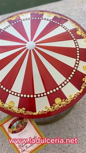 3.4K views · 103 reactions |  ¡Espectacular lata carrusel con música y movimiento! Repleta de crujientes Mini Barquillos que no solo endulzan el momento, sino que te transportan a los recuerdos más lindos de la infancia. ✨ Un regalo original, tierno y delicioso…  Ideal para sorprender a mamá en su día.  Pedidos www.ladulceria.net o WhatsApp 954 816 274 #diadelamadre #regalosconamor #detallesqueenamoran | Dulcería La Abuela Asunción | Facebook