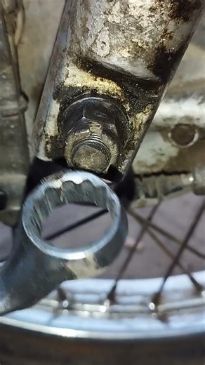 Mechanic Trick! world Motorbike Front Wheel Nut Tightening Trick ⛓️📌Practical Chain Method Lifehack!