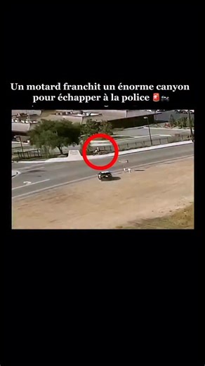 @lidealmedia on Instagram: "La police ne s’attendait pas à ce qu’il prenne la seule sortie que personne n’était censé utiliser. L’écart était devenu un spot bien connu : des motards tentaient le saut si souvent que les agents avaient commencé à camper à proximité pour y mettre fin. Lorsque ce motard est arrivé au canyon et a repéré une unité de police, la poursuite était déjà inévitable. Au lieu de s’arrêter, il a choisi la seule manœuvre qui garantissait sa fuite : accélérer droit vers le bord