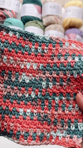 Dishcloths for the win! 🤩 One of my favourite ways to practice new stitches and don’t waste yarn is by making dishcloths. They are so very useful, throw them in the wash and use them over and over again. I love making them, they are super quick and very inexpensive to make 😊 Also, spring is around the corner, and I don’t know about you, but I’m excited about that “spring cleaning” burst that we get with the first warm days ☀️ Another of my favourite ways is making mug rugs. I love wooden table