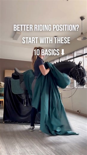🇳🇱 ‘Mooi’ zitten betekent niet altijd dat je ook goed zit. Een goede houding is functioneel: Het ondersteunt jou in het mee kunnen bewegen met het paard, het geven van subtiele hulpen en het in balans kunnen blijven in verschillende oefeningen. Je houding & zit verbeteren? Het begint met de 10 basics voor een functionele houding. Download ze gratis via de link https://dutch-equestrian.nl/free-download/ 🐎💨 🇬🇧 ‘Looking good’ in the saddle doesn’t always mean you’re sitting well. A good postu