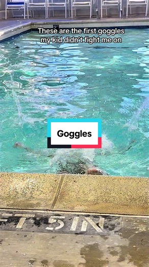 No fog. No leaks. No meltdowns. These kid goggles are actually comfortable — soft seal, clear vision, and they stay put. Plus they come in a 2-pack so you’re covered for indoor outdoor swim 🏊‍♂️ ✨ Pool days just got easier.
