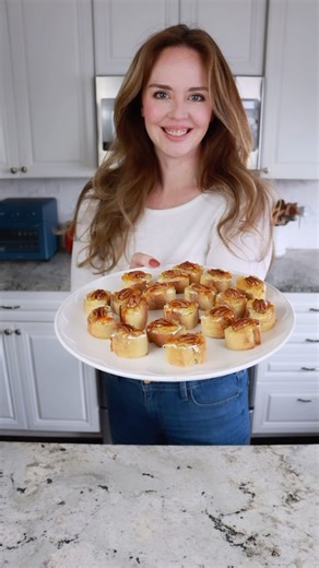 I’ve served these delicious appetizers at countless gatherings over the years. They are very easy to make and I always get asked for the recipe ❤️ ➡️ Comment “link” or “recipe” for full printable recipe Recipe link will be sent to your messages. ✨INGREDIENTS ✨ * 1 Baguette (26 inch) * 25 Pecans * 1/2 Cup Olive oil * 8 oz. goat cheese * 1/2 Cup Marmalade * 1/4 Cup Hot honey for drizzle #appetizer #easyrecipes #easyappetizer #goodrecipes #goatcheese #crostini #thanksgivingrecipes #christmasrecipes