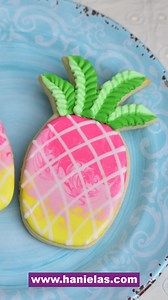 It's easy to create variegated leaves with icing. Watch the video! I use Fresh Lemon Royal Icing: https://www.hanielas.com/fresh-lemon-royal-icing/ | Haniela's