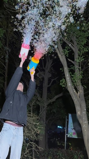 Whether you want to give your baby a surprise or add a highlight to the event, the bubble machine is your best choice! #tiktokshop #bubblemachine #usa_tiktok #bubble #christmaspresents