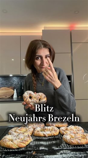 Dalia Elia on Instagram: "Diese Blitz-Neujahrsbrezeln sind mein absoluter Retter, wenn es schnell gehen muss oder sich spontan Besuch ankündigt Knuspriger Blätterteig, eine cremige Vanillefüllung, dazu der Crunch von Mandeln, sie kommen bei Groß & Klein immer super an Kein Warten, kein Stress, gelingensicher & unfassbar lecker. Ein perfekter Dessert-Snack für Silvester oder einfach so zwischendurch Zutaten: 2 Rollen Blätterteig 1 Becher Schmand 1 Ei 40 g Vanille-Puddingpulver 70 g Zucker 50 g Ma