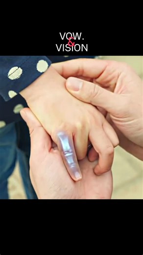 @vow.andvision on Instagram: "日本利用压电瓷砖将脚步转化为电能。这些瓷砖捕捉来自你脚步的动能。当你行走时，你的重量和动作会对瓷砖产生压力。瓷砖会轻微弯曲，从而产生机械应力。瓷砖内部的压电材料将这种应力转化为电能。每一步都会产生少量电荷，而数百万步结合在一起就能产生足够的电力来驱动 LED 灯、数字显示屏和传感器。在像涩谷车站这样繁忙的地方，每天大约有 240 万个脚步为这一系统作出贡献。这些电能可以被储存或立即使用，从而减少对传统电力来源的依赖，并支持可持续的城市基础设施。这种方法将日常运动转化为实用的可再生能源。"