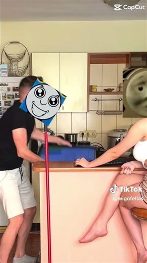 Thomas hits donald computer by accident S1 E3