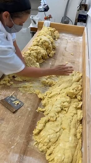 Le fraisage consiste à écraser la pâte sous la paume de sa main de façon à lier l'ensemble des éléments sans trop la travailler 👨‍🍳 🎥 Joanne Chang | L'Académie du Goût