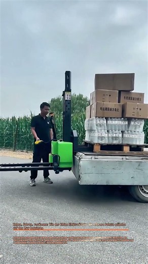Wie der kleine Elektrostapler die schwere Palette mühelos auf den Lkw bugsieren