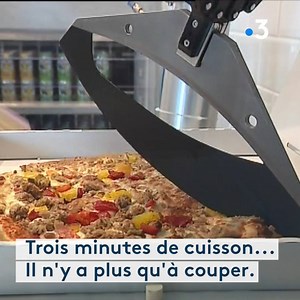 🍽🍕 Trois sauces au choix ! Ce robot imaginé par une start-up de la Seine-et-Marne sait faire des pizzas... d'infos ► https://france3-regions.francetvinfo.fr/paris-ile-de-france/seine-et-marne/montevrain-robot-capable-fabriquer-pizzas-emporter-1506777.html | France 3 Paris Ile-de-France