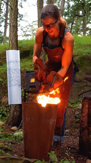 Nicole Maple Coenen on Instagram: "Blade orientation to the handle: Perpendicular blade (Adze) = great for carving wood Pararell blade (Axe) = great for splitting wood"