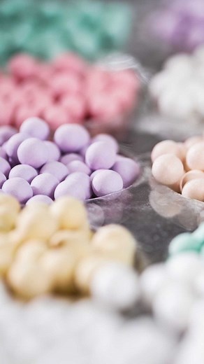 31K views · 215 reactions | Uniques, les iconiques billes poudrées aux multiples teintes et éditions font partie du somptueux héritage de la maison de beauté française. Découvrez l’histoire des Météorites de Guerlain, en vidéo. | ELLE | Facebook