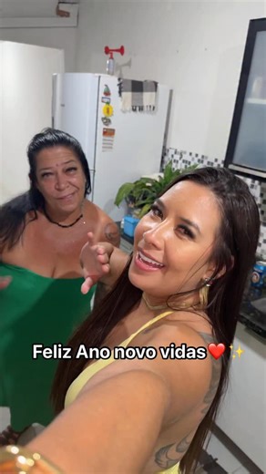 Hemilly Santos DJ on Instagram: "Essa dupla de mãe e filha ama vcs❤️✨ FELIZ ANO NOVO"