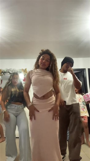 ¡Baila con Emma y Malejita! Únete a la diversión