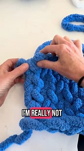 When I’m knitting with chunky chenille yarn, I always knit through all the loops when I’m working in one direction. But when I turn around and knit back, I skip that very first loop and start with the second one. This creates a beautiful, braided edge along the side of the blanket.It’s just a personal preference—there’s no right or wrong here—but I love the cleaner, tighter finish it gives!”#ChunkyKnit#ChenilleYarn#ChunkyBlanket#HandKnitBlanket#FingerKnitting#BraidedEdge#YarnLovers#KnittingTips#