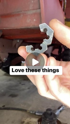 Seth Hensler on Instagram: "If you have a damaged thread or one that just needs chased and you can’t start a normal die then this is just the tool for you! It opens up and allows you to find a healthy thread to start on. #tools #techtip #machinist #threadrepair #mechanic #manufacturing"