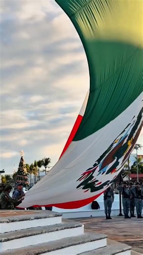 #Cozumel | Gobierno municipal realiza el primer izamiento de Bandera Monumental del 2026 correspondiente al mes de enero Cozumel, a 5 de enero de 2026.- La mañana de este lunes, en la explanada de la Bandera, se llevó a cabo el primer izamiento de la Bandera Monumental del año, ceremonia cívica en la que participaron autoridades municipales, fuerzas destacamentadas, así como alumnas y alumnos de instituciones educativas, quienes rindieron los honores correspondientes al lábaro patrio. En represe