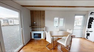 CASA MOBILA ONIX 4 ANOTIMPURI NR. 343 PRET 35.000 Euro TVA https://my.matterport.com/show/?m=z8LEKr439s5 Dimensiune 8,2 x 4 m  Structura casei este din lemn, asezata pe un sasiu zincat cu axa proprie si protap  Grosimea peretilor este de 15 cm  Grosimea podelei si acoperisului este de 20 cm  Izolatia casei este din vata minerala  Instalatie electrica la 220V  Incalzire electrica  Semineu electric in living  Tamplarie PVC COMPARTIMENTARE  Living mobilat  Loc pentru luat masa  Bucatarie