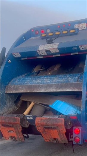 Republic Services Rear Loader Compacting #garbagetruck #truck #republicservices