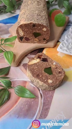 Slatka salama ❄️Recept: 300 gr mljevene plazme ili nekog drugog keksa 100 gr zelea (izrezati na sitne komadice) 6 komada coko bananica (takodjer izrezati) Mala vrecica sitnih plazma keksica, njih izlomiti na male komadice (35 gr) 200 ml slatke pavlake 5 kasika secera 40 gr maslaca ili margarina 150 gr cokolade za kuhanje ____________________________________ ❄️Priprema: U serpu staviti slatku pavlaku sa secerom, i staviti da se zagrije, zatim dodati maslac i cokoladu, mijesati dok se u potpunosti
