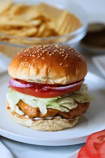 Grocery store buns just won’t cut it anymore! Mix and bake these Sourdough Discard Burger Buns in just 2 hours! Perfect for any last minute BBQ! These buns are rich, so soft, yet sturdy enough for a loaded burger, and finished with a shiny top that makes them look as good as they taste. You can find the recipe on my website at https://simplicityandastarter.com/sourdough-discard-burger-buns-recipe/ Or comment LINK and I’ll send the recipe directly to you! | Simplicity and a Starter