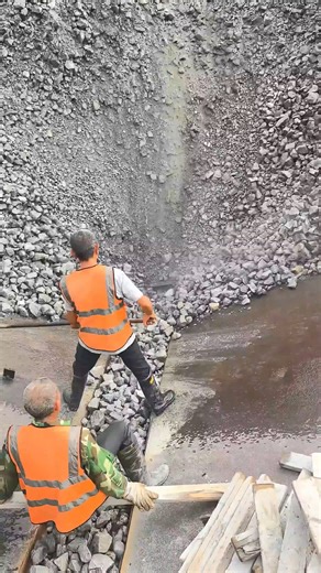 Miningsolution on Instagram: "The Art of Optimizing Aggregate Gradation! Is your crushing plant producing more waste or off-spec material than premium products? The secret to maximizing profitability often lies in mastering particle size distribution. Moving beyond simple crushing, strategic gradation control is key. Here’s how to optimize: ✅ "More Crushing, Less Grinding" Principle: Design your flow to use the right crushers (e.g., cone crushers for shaping, impact crushers for cubical products