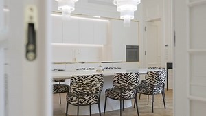 W kamienicy na Foksal 13/15 zaprojektowaliśmy w L’AB Architekci dwa różne apartamenty. To jeden z nich, elegancki, klasyczny z dużą ilością detali, sztukaterii gipsowych ręcznie wykonanych, klasycznych parkietów oraz prac stolarski i kamieniarskich na najwyższym poziomie Na pozór pusty apartament czeka na finalną aranżację dla nowego właściciela. Apartament jest obecnie w ofercie En Casa Premium Real Estate | Krzysztof Miruć