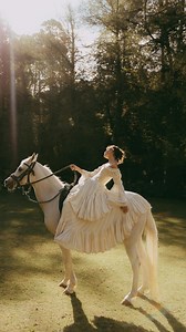 633K views · 31K reactions | Me sentindo em um daqueles filmes de época凉 Vestido: @amado.retro | Isabelle Abreu | Facebook