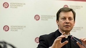 Plakaty z Matką Boską w tęczowej aureoli rozklejone w Warszawie. Rzecznik KEP: Prosimy o modlitwę