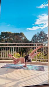 Early morning Flows💕 Alarm set so I can have my time on my mat 🙏🏻 no excuses, it is the best start to my day ♥️ Yoga mat @soulfriendyoga 💙 #mypractice #holidayworkout #mindandbody #mytime #noexcuses #yoga #yogainspiration #buchyflow #australia #morningworkout | Emma Buchanan