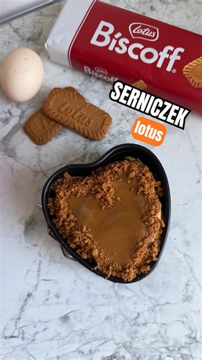 Judyta | dieta | odchudzanie | przepisy | UGC on Instagram: "Serniczek lotus w kształcie serduszka❤️ Idealny, aby w walentynki zrobić komuś dzień🍰 Makro calości: 499 kcal B: 20,7 T: 24 W: 50,3 Składniki: Masa: 1 jajko 50g M 150g twaróg sernikowy z wiaderka 25g proszek budyniowy waniliowy 1 szt. ciastko lotus Erytrytol lub aromat waniliowy ze słodzikiem Pół łyżeczki proszku do pieczenia Dodatki: 15g krem lotus 1 ciastko lotus Wszystkie składniki na masę serową wymieszaj. Przelej do foremki wyłoż