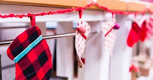 Jessie Jane's DIY Mitten Garland