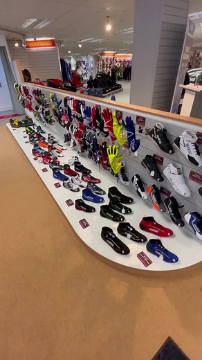 The Sparco Fast is an FIA approved shoe designed by mechanics, for mechanics day to day requirements. The sole has shock absorbing properties to help reduce fatigue and improve comfort and is also ultra-flexible for increased comfort when kneeling. 🏎Designed to offer mechanics high levels of comfort 🏎Ultra-flexible sole improves comfort when kneeling 🏎Shock absorbing inserts reduce fatigue 🏎Ultra-lightweight leather upper with reinforcements in strategic areas 🏎High grip on a range of surfa