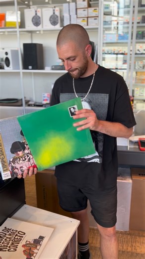 Needle | Needlevinilos on Instagram: "Gavetas llenas en ambas tiendas con una selección fresca de discos latinos y locales 👌 Y, como siempre, te dejamos la recomendación del 🐅 @solosiberia. Aprovechamos de contarte que este domingo nuestras tiendas estarán cerradas para que tod@s podamos cumplir con nuestro deber cívico. Pasa este viernes o sábado y súmale nueva música a tu colección. ¡Te esperamos!"