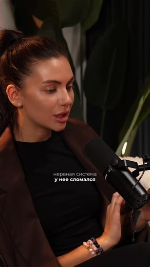 Дари | архитектор смыслов, маркетинг через правду | расстановки on Instagram: "он все решит а я как овца буду смотреть на ворота, в надежде, что они сами откроются ты как декорация к его взрослой жизни. приложение, функция по выдачи мотивации вовремя, нежности по расписанию, минета в свободном графике потому что так удобно, прикинуться той, которая понятия не имеет «почему тучка плачет» а потом он ушел. а ты пошла скитаться, потому что пока он решал все за тебя, ты проебала все вспышки внутренне