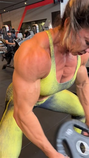 Eliza Rodrigues 🌸 on Instagram: "Boa tarde!! Sem parar!! Treino insanoooooo!!! Mesmo que ninguém veja faça seu melhor todos os dias. Afinal, você está fazendo para a pessoa mais especial do mundo, você mesma!! Faça o melhor por si mesma, não espere nada de ninguém, só você pode dar a você o que tanto quer, o que tanto procura!! Faça do seu caminho um espelho de si mesma: não se deixe de maneira nenhuma influenciar pela maneira como os outros cuidam de seus caminhos. Você tem sua alma par