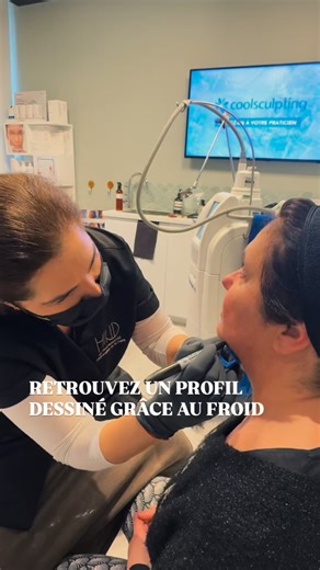 Hind_Clinique_Beaute on Instagram: "🚨Le double menton est une zone qui résiste souvent au sport et à une perte de poids. La solution? Le Coolsculpting❄️ pour détruire les cellules graisseuses de manière ciblée et définitive. Le traitement se fait en une séance durant laquelle vous pouvez travailler, lire ou regarder votre série Netflix. 🤩 Les résultats sont progressifs, entre 3 et 4 mois. ✨ Vous souhaitez savoir si vous êtes éligibles à la cryolipolyse? Contactez-nous pour votre consultation p