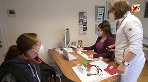 Die Infekt-Saison ist da: Trotz mildem #Herbst sind derzeit rund sieben Millionen Menschen in Deutschland von akuten #Atemwegserkrankungen betroffen. Viele Bundesländer bleiben im roten Bereich, und die Arztpraxen sind voll. stern TV begleitet Dr. Christian Nonhoff, Facharzt für Kinder- und Jugendmedizin, durch seinen Alltag. #sternTV #Reportage #Krankheit #Grippe #Virus #Erkältung #Corona #Arztpraxis #Arzt | stern TV