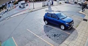 Θεσσαλονίκη: Βίντεο από το θανατηφόρο τροχαίο με τον 29χρονο οδηγό μηχανής να καρφώνεται σε φορτηγό