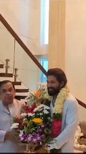 Allu Arjun Visits Brahmanandam house after receiving National Award | Global Movies