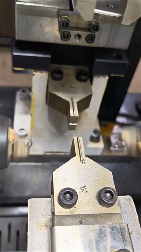 Double-head chamfering machine for pins