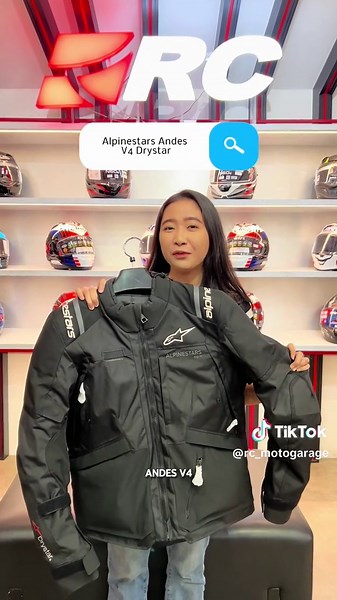 𝗠𝗢𝗧𝗢𝗥 𝗔𝗗𝗩𝗘𝗡𝗧𝗨𝗥𝗘 𝗟𝗔𝗚𝗜 𝗡𝗔𝗜𝗞 𝗗𝗔𝗨𝗡 𝗡𝗜𝗛‼️ Nah buat lo yang punya motor adventure, nih kita mau rekomendasiin helm dan juga jaket adventure buat kalian pake riding dengan motor kesayangan kalian! Kita mulai dari helm dulu, untuk helm kita ada Simpson Xcursion dan juga HJC RPHA 60. Lalu untuk jaket kita rekomendasi Alpinestars Andes V4 Drystar, dan juga Leatt Moto 4.5 Hydradri. Harganya berapa? Start from 4 jutaan aja kok, dan kalian bisa dapetin apparel ini di seluruh stor